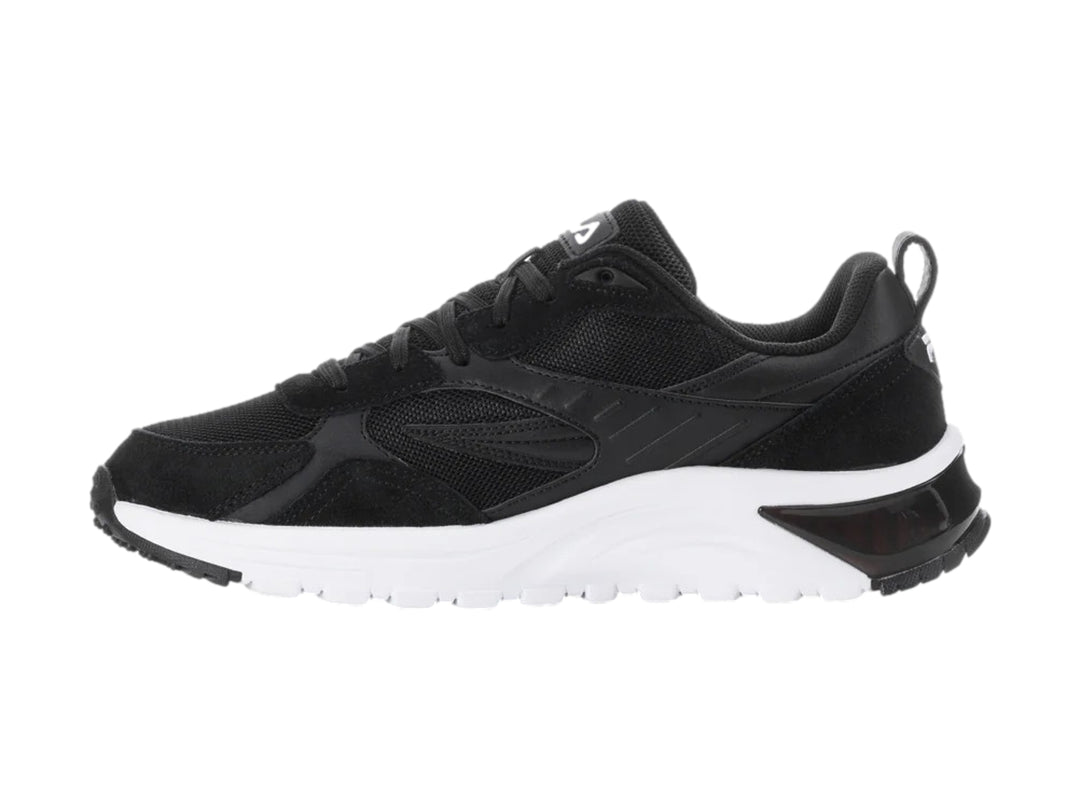 Tenis deportivos FILA color negro con suela blanca y detalles en malla.