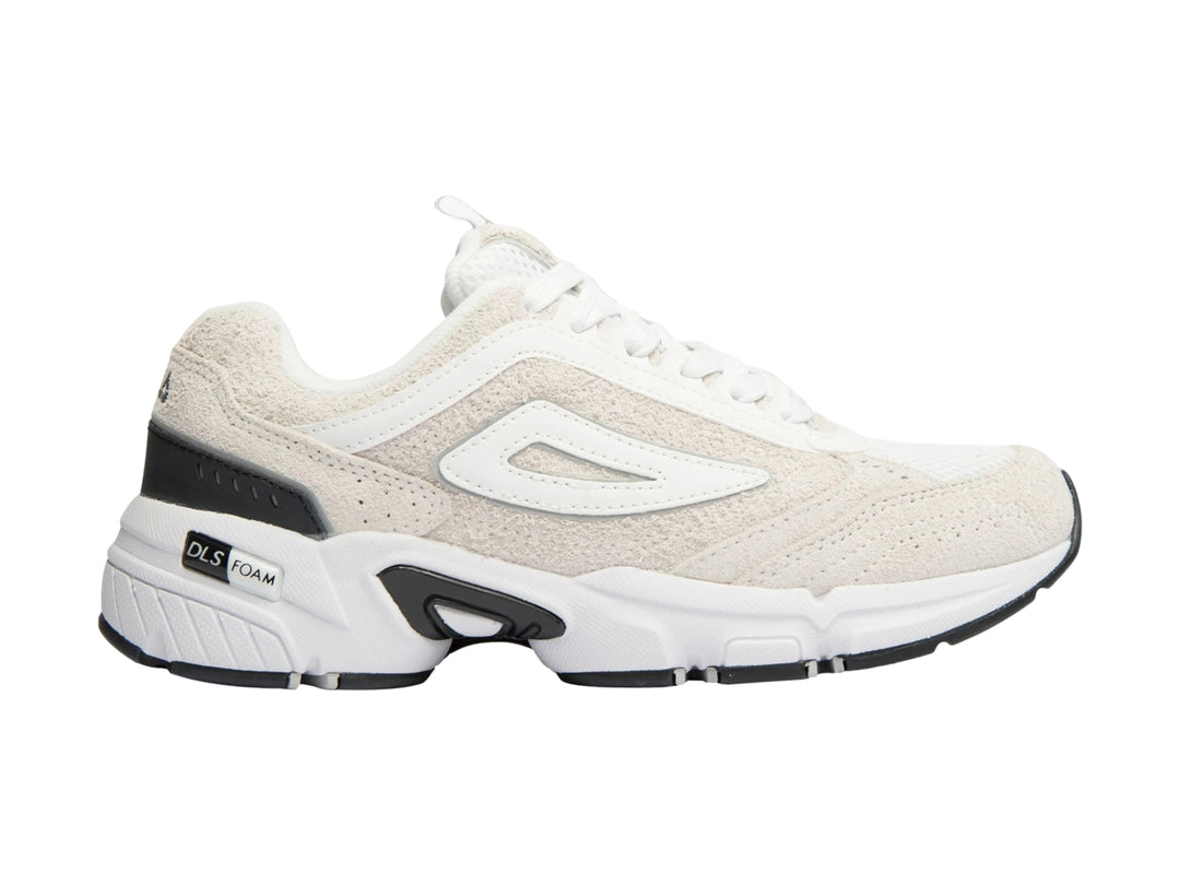 Tenis deportivos FILA en color blanco con detalles en negro y plata, diseño robusto y suela blanca.