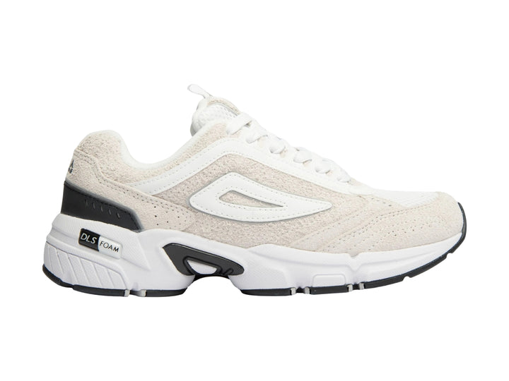 Tenis deportivos FILA en color blanco con detalles en negro y plata, diseño robusto y suela blanca.