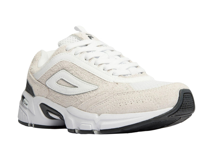 Tenis deportivos FILA en color blanco con detalles en negro y plata, diseño robusto y suela blanca.