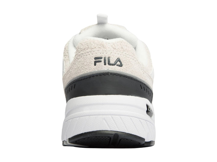 Tenis deportivos FILA en color blanco con detalles en negro y plata, diseño robusto y suela blanca.
