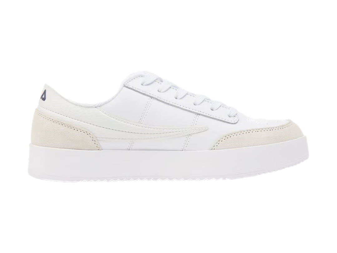 Tenis FILA blancos de corte bajo con detalles en beige y suela de plataforma blanca.