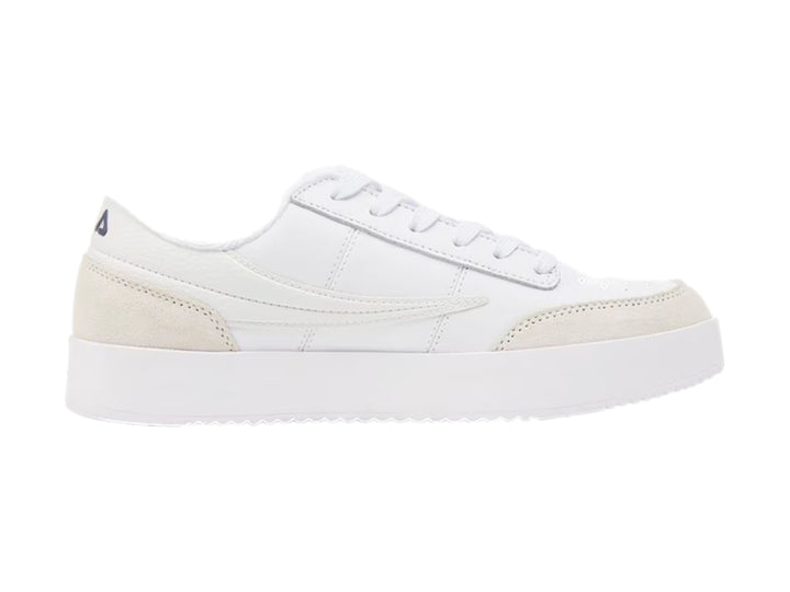 Tenis FILA blancos de corte bajo con detalles en beige y suela de plataforma blanca.