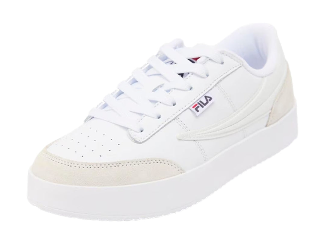 Tenis FILA blancos de corte bajo con detalles en beige y suela de plataforma blanca.