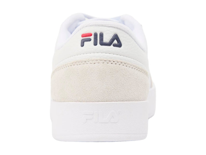 Tenis FILA blancos de corte bajo con detalles en beige y suela de plataforma blanca.