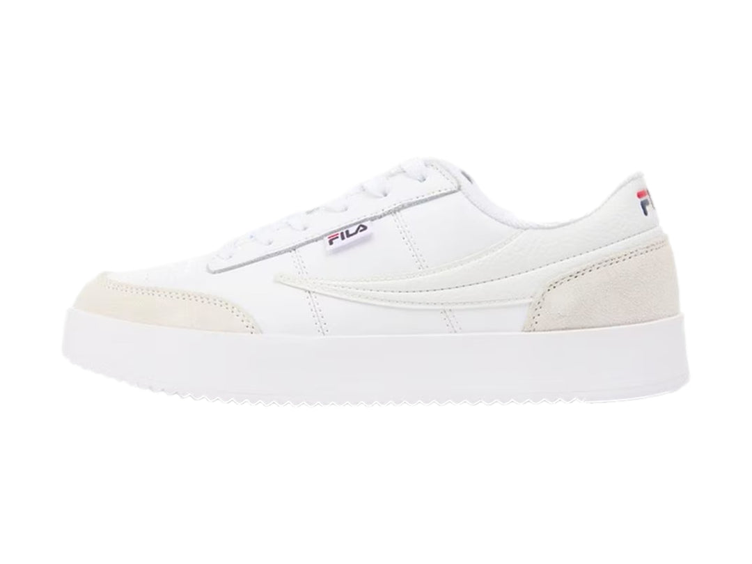 Tenis FILA blancos de corte bajo con detalles en beige y suela de plataforma blanca.
