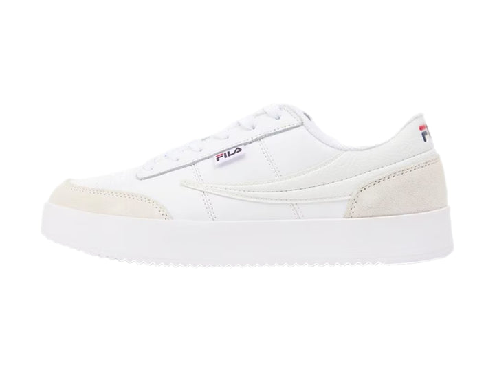 Tenis FILA blancos de corte bajo con detalles en beige y suela de plataforma blanca.