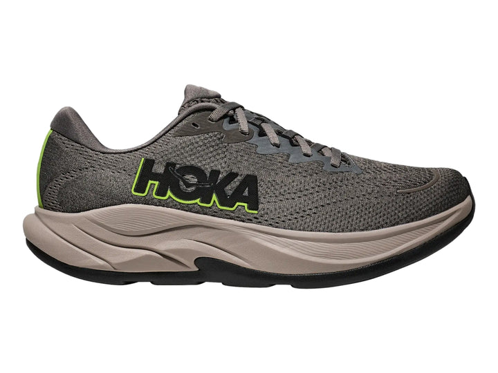 Tenis deportivos HOKA Rincon 4 color gris asfalto con suela gruesa color gris claro.