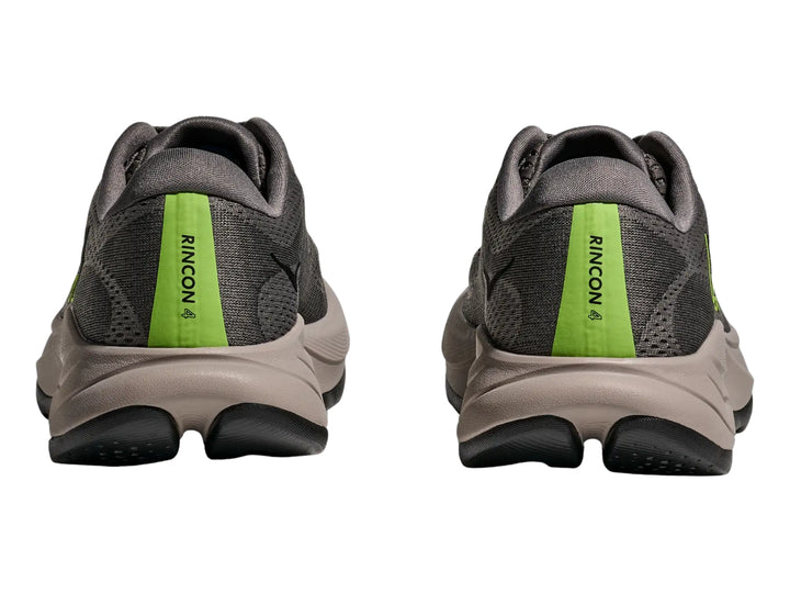 Tenis deportivos HOKA Rincon 4 color gris asfalto con suela gruesa color gris claro.