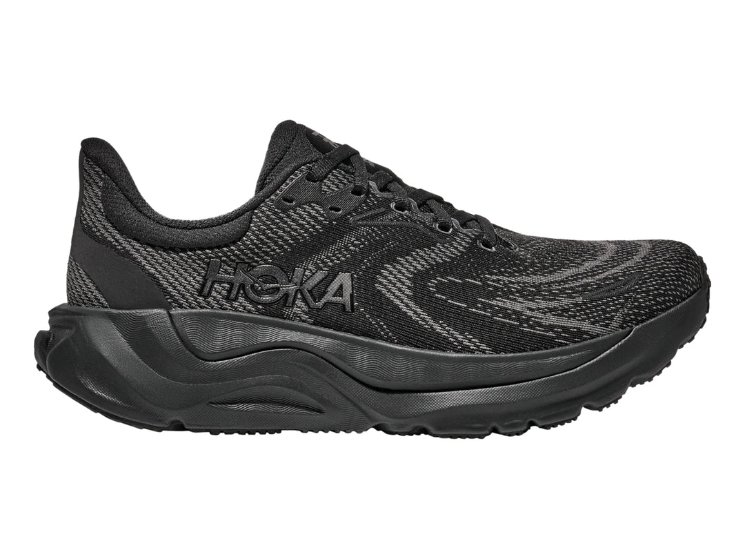 Tenis deportivos HOKA Arahi 8 color negro con suela gruesa y malla transpirable.