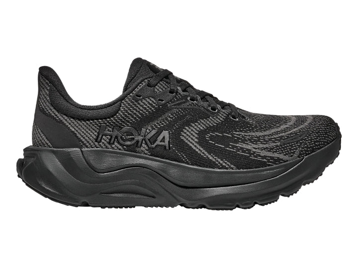 Tenis deportivos HOKA Arahi 8 color negro con suela gruesa y malla transpirable.