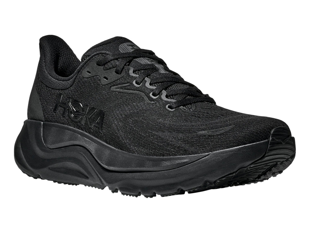 Tenis deportivos HOKA Arahi 8 color negro con suela gruesa y malla transpirable.