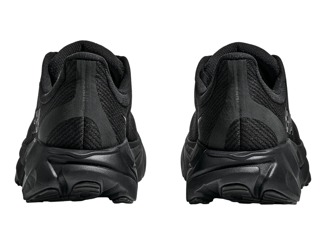 Tenis deportivos HOKA Arahi 8 color negro con suela gruesa y malla transpirable.