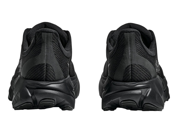 Tenis deportivos HOKA Arahi 8 color negro con suela gruesa y malla transpirable.