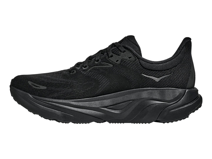 Tenis deportivos HOKA Arahi 8 color negro con suela gruesa y malla transpirable.