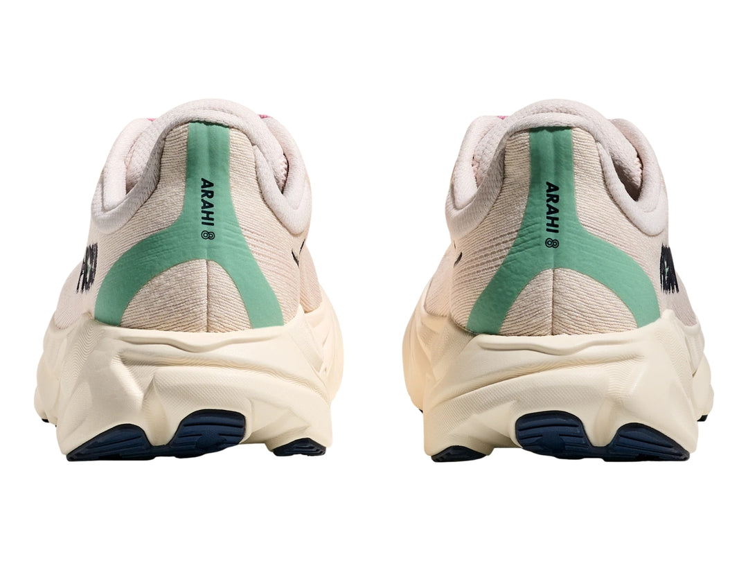 Tenis deportivos HOKA Arahi 8 en color rosa crema y blanco hueso con suela ancha y amortiguada.