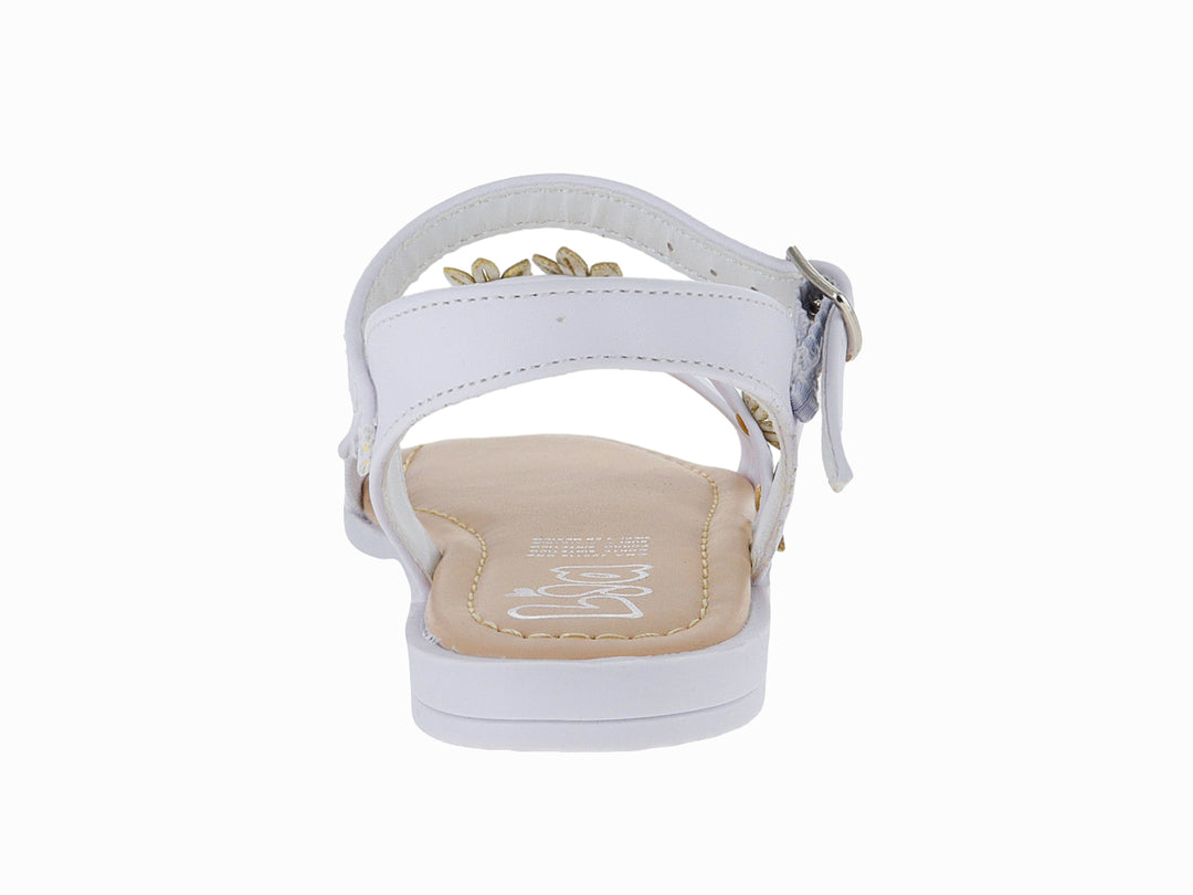 Sandalia blanca para niña con adornos de flores y perlas, correa ajustable con hebilla dorada y suela plana.