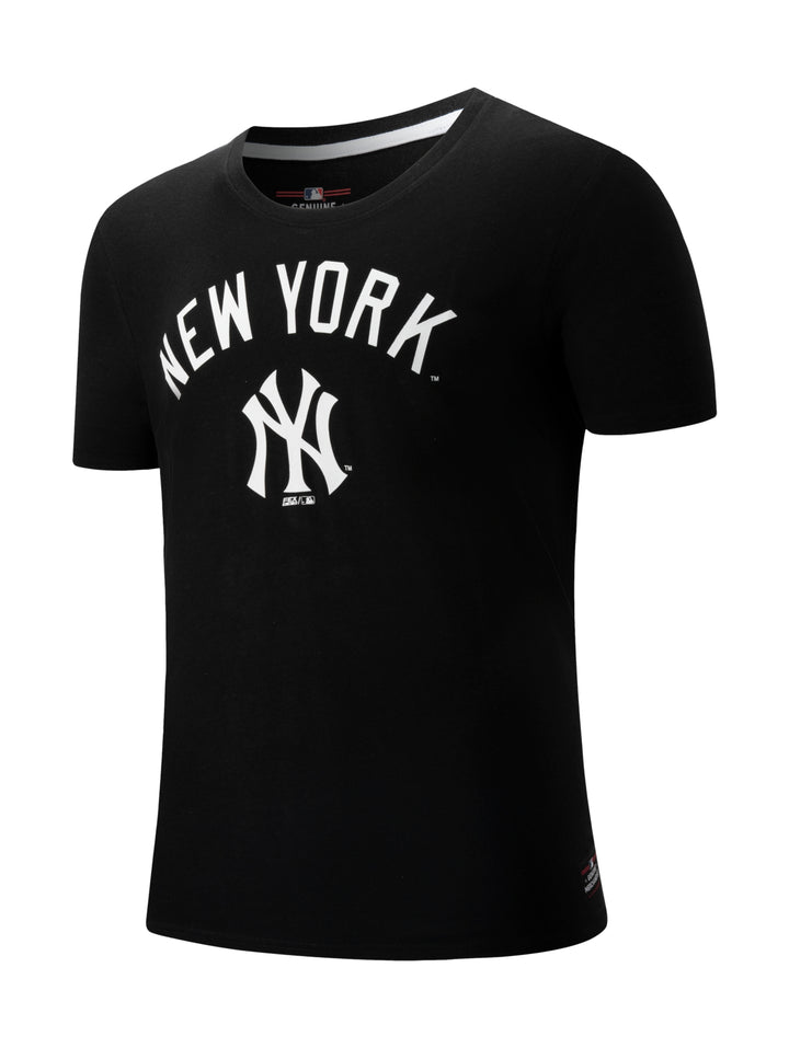 Playera deportiva negra de manga corta con estampado de New York en color blanco.