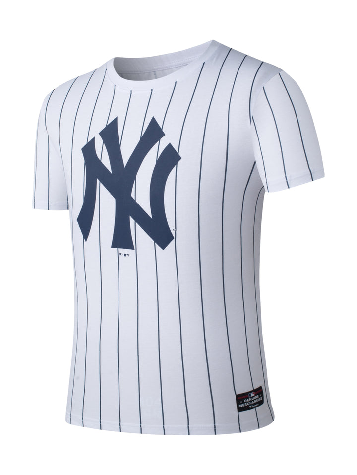 Camiseta blanca de manga corta con rayas verticales azules y logotipo de New York Yankees en el pecho.