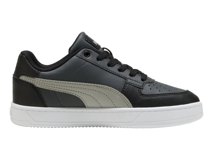 Tenis PUMA Caven 2.0 JR color negro con franja gris y suela blanca, vista lateral.