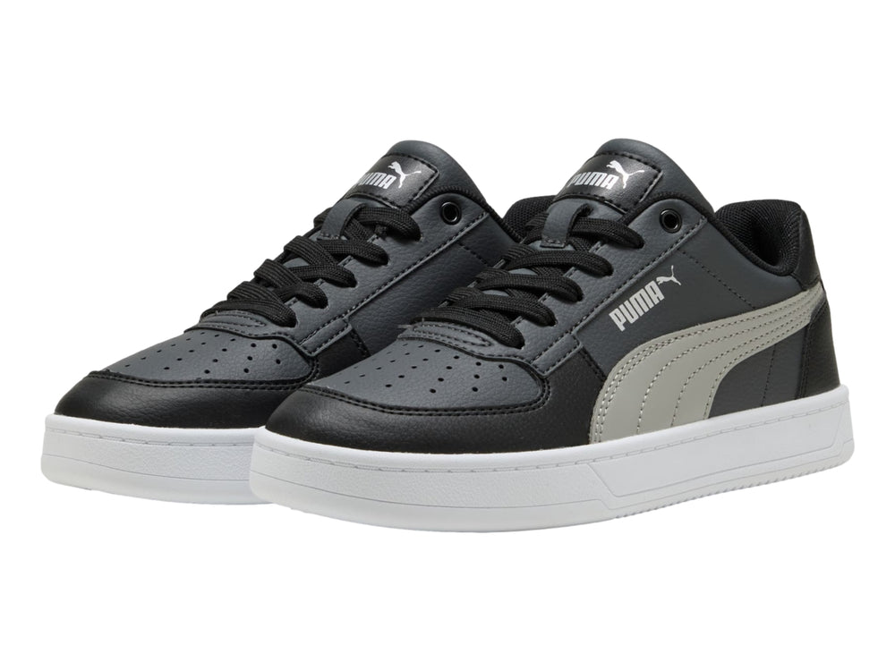 Tenis PUMA Caven 2.0 JR color negro con franja gris y suela blanca, vista lateral.