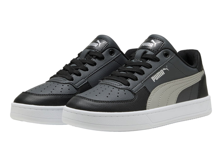 Tenis PUMA Caven 2.0 JR color negro con franja gris y suela blanca, vista lateral.