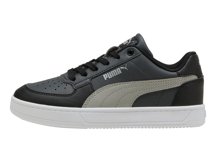 Tenis PUMA Caven 2.0 JR color negro con franja gris y suela blanca, vista lateral.