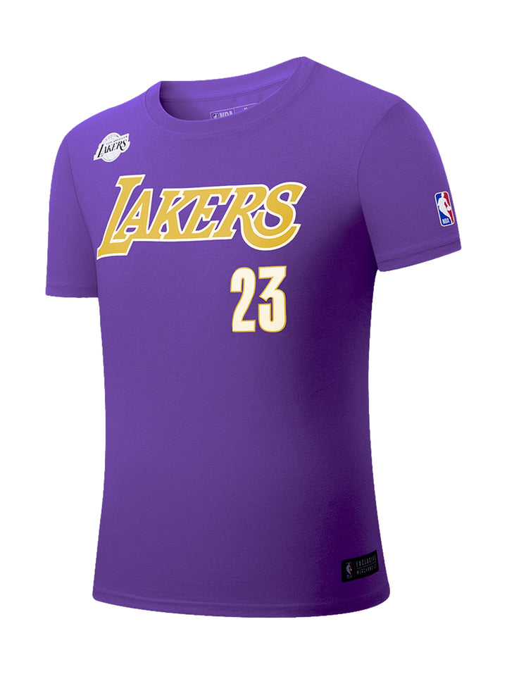 Camiseta deportiva púrpura de manga corta con el nombre Lakers y el número 23 en color amarillo.