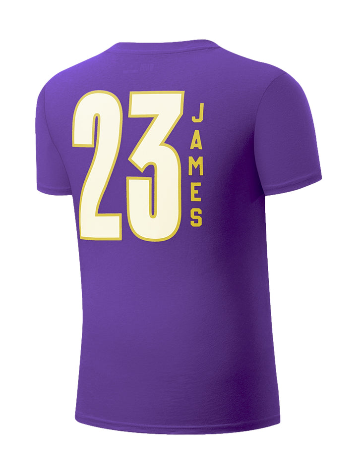 Camiseta deportiva púrpura de manga corta con el nombre Lakers y el número 23 en color amarillo.