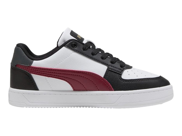 Tenis PUMA Caven 2.0 JR para niños en color blanco con detalles en negro y rojo.