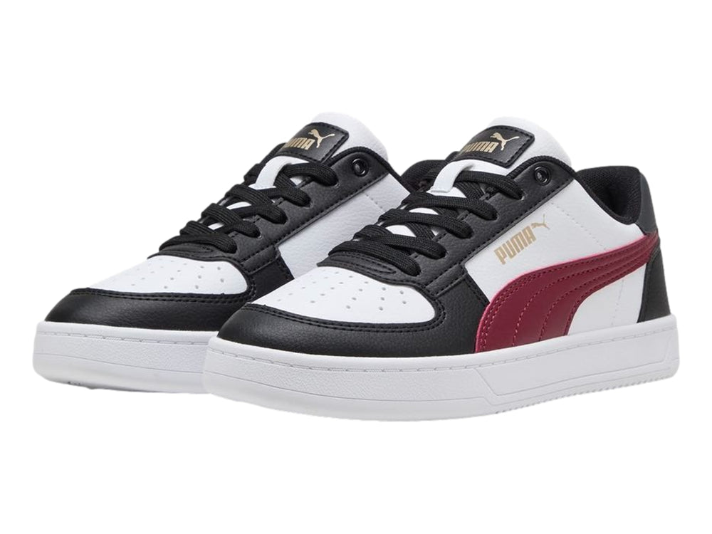 Tenis PUMA Caven 2.0 JR para niños en color blanco con detalles en negro y rojo.