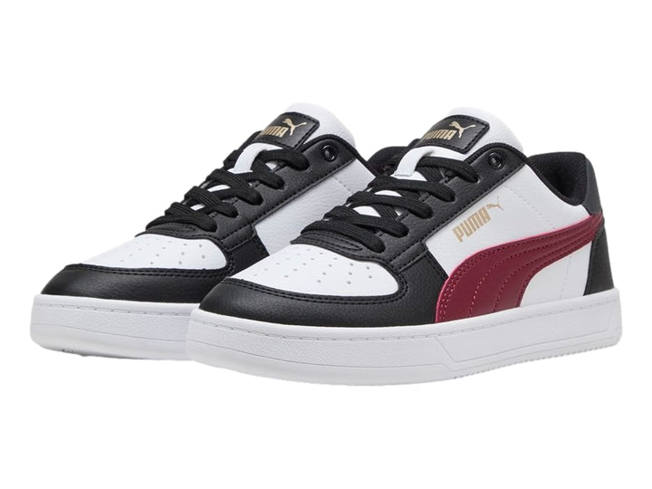 Tenis PUMA Caven 2.0 JR para niños en color blanco con detalles en negro y rojo.