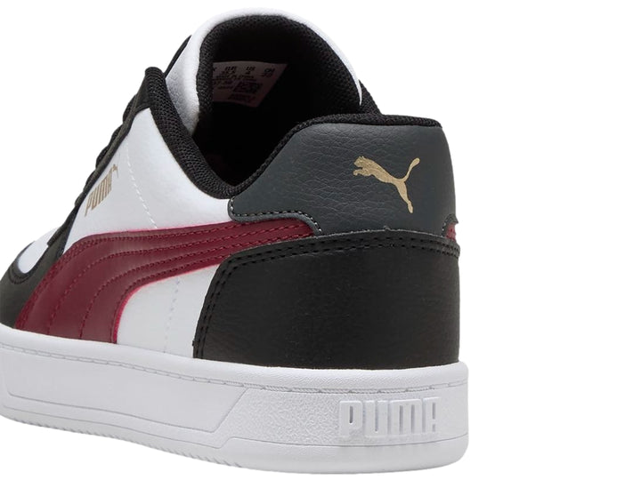 Tenis PUMA Caven 2.0 JR para niños en color blanco con detalles en negro y rojo.