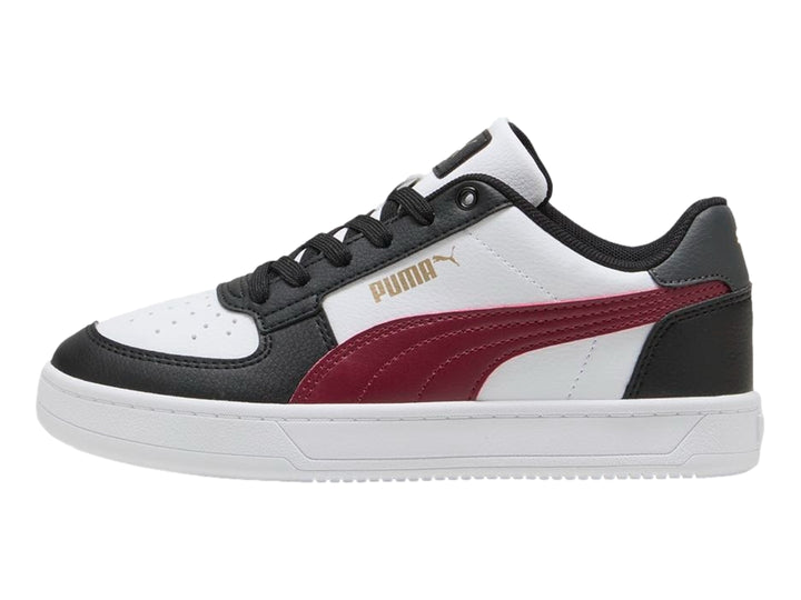 Tenis PUMA Caven 2.0 JR para niños en color blanco con detalles en negro y rojo.