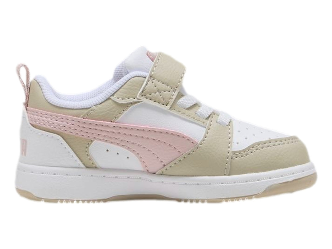 Tenis PUMA Rebound V6 Lo AC+ Inf para bebé en colores blanco, beige y rosa con cierre de velcro.