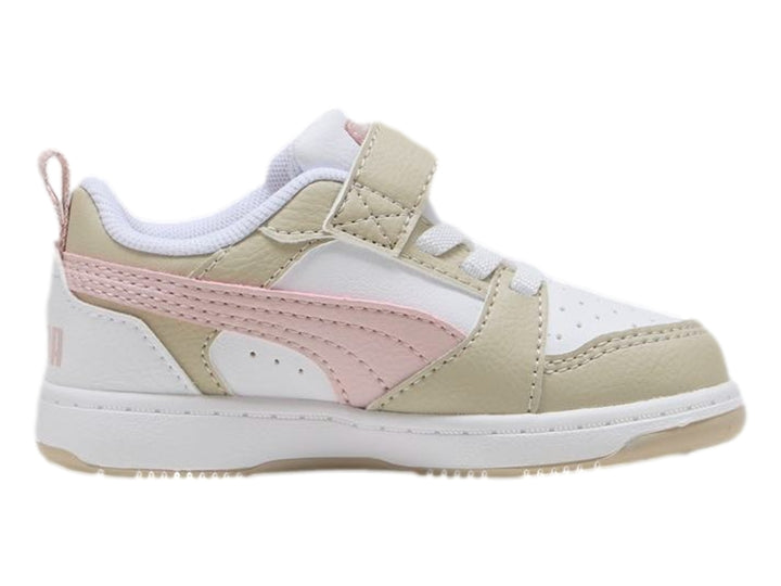 Tenis PUMA Rebound V6 Lo AC+ Inf para bebé en colores blanco, beige y rosa con cierre de velcro.