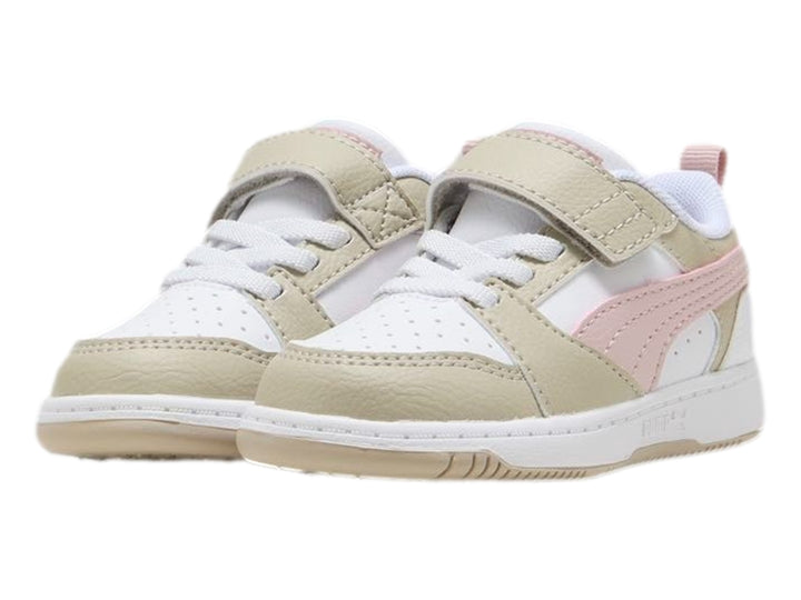 Tenis PUMA Rebound V6 Lo AC+ Inf para bebé en colores blanco, beige y rosa con cierre de velcro.
