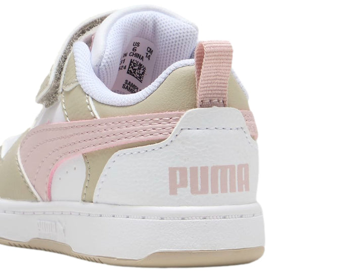 Tenis PUMA Rebound V6 Lo AC+ Inf para bebé en colores blanco, beige y rosa con cierre de velcro.