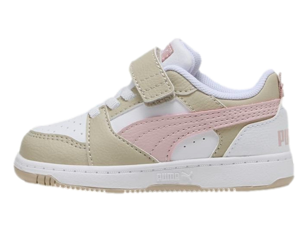 Tenis PUMA Rebound V6 Lo AC+ Inf para bebé en colores blanco, beige y rosa con cierre de velcro.