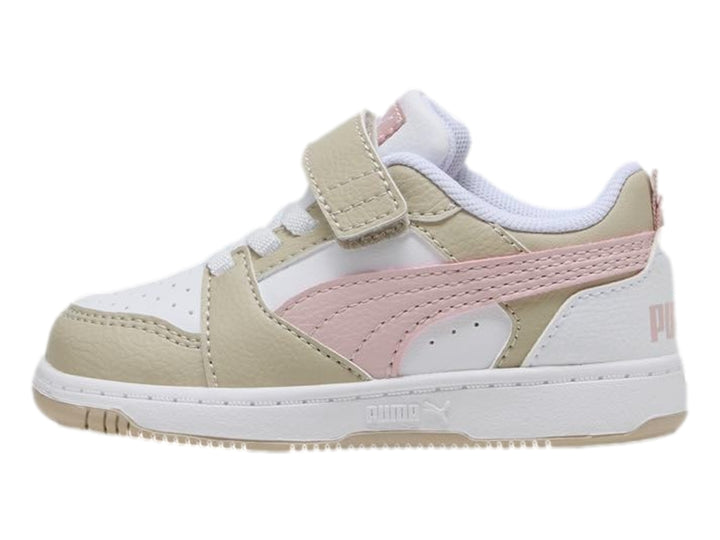 Tenis PUMA Rebound V6 Lo AC+ Inf para bebé en colores blanco, beige y rosa con cierre de velcro.