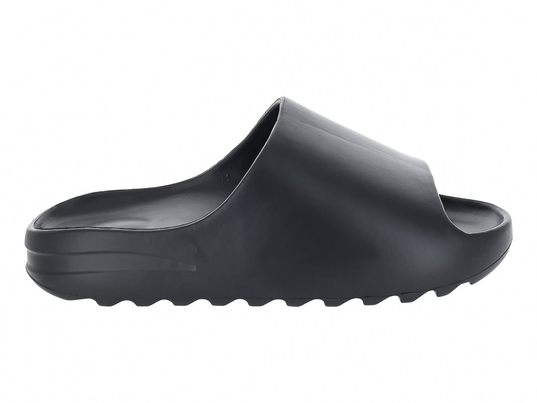 Sandalia tipo slide de color negro mate con suela gruesa y relieve, marca EVA MODA.