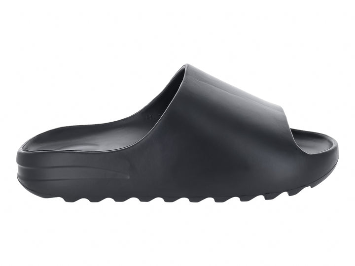 Sandalia tipo slide de color negro mate con suela gruesa y relieve, marca EVA MODA.