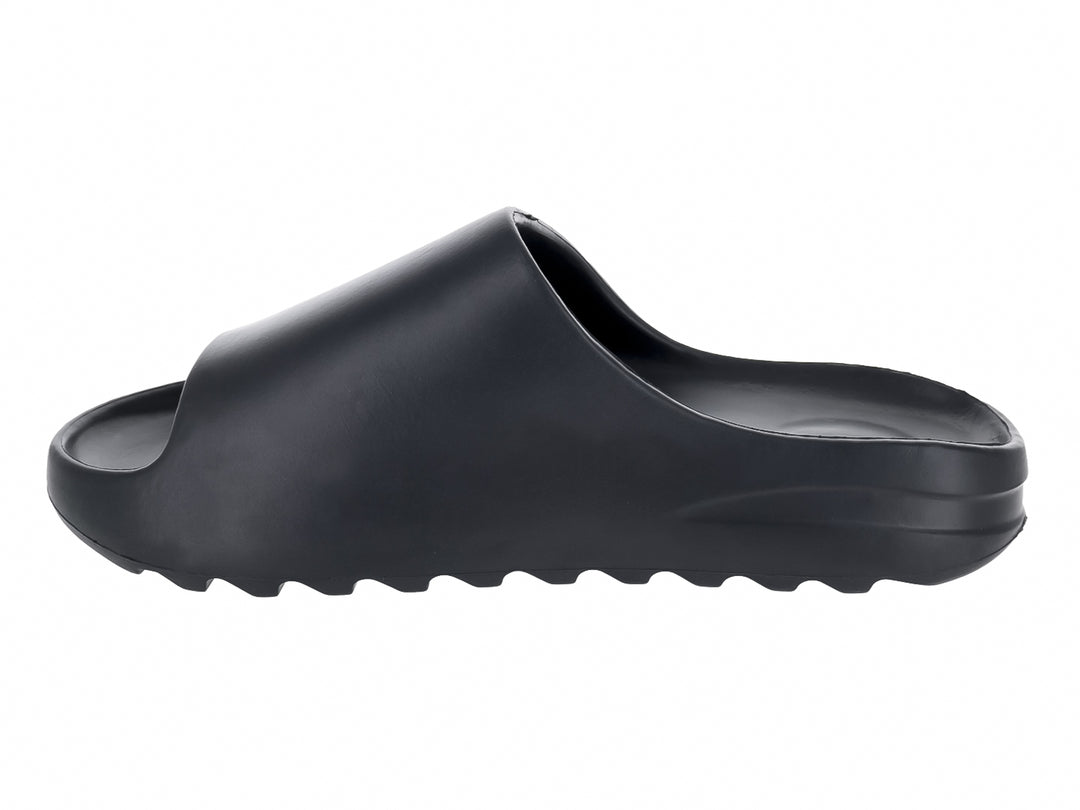 Sandalia tipo slide de color negro mate con suela gruesa y relieve, marca EVA MODA.
