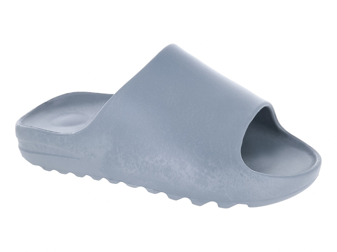 Sandalia tipo slide de color gris mate fabricada en material EVA.