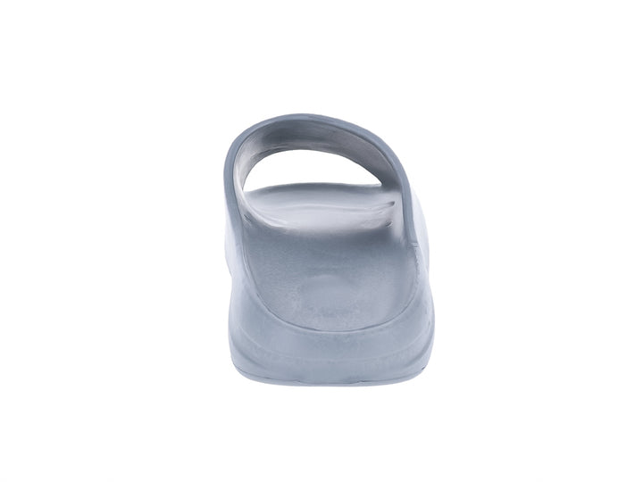 Sandalia tipo slide de color gris mate fabricada en material EVA.