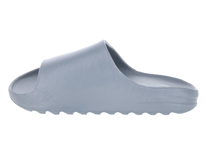 Sandalia tipo slide de color gris mate fabricada en material EVA.