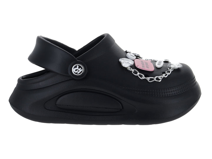 Zapato tipo clog color negro para mujer con adornos de corazón rosa y cadena plateada.