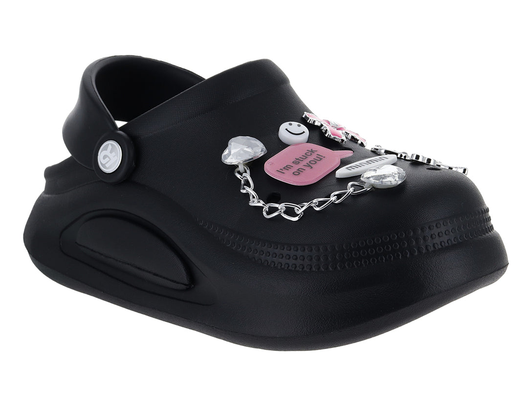 Zapato tipo clog color negro para mujer con adornos de corazón rosa y cadena plateada.