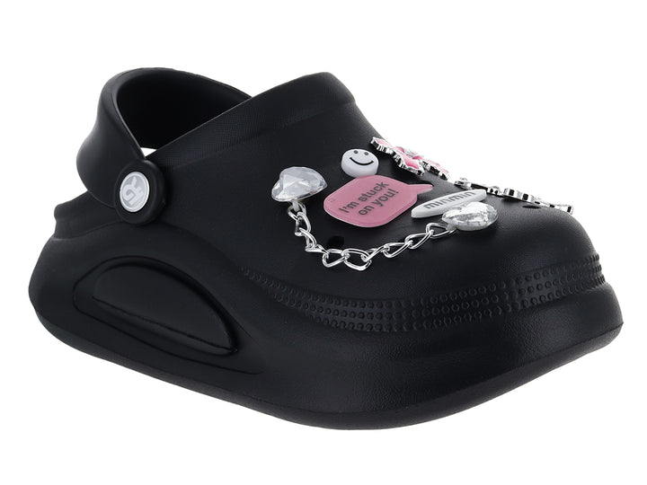 Zapato tipo clog color negro para mujer con adornos de corazón rosa y cadena plateada.