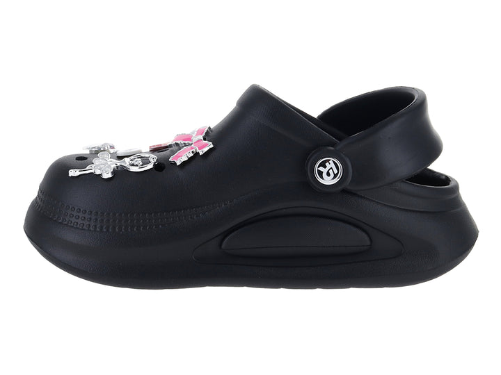 Zapato tipo clog color negro para mujer con adornos de corazón rosa y cadena plateada.